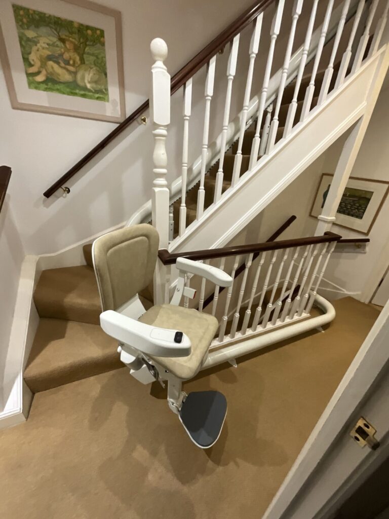 Multi-Level Curved Stairlift Case Study Ergo Ultimate blog post image showing stairlift on middle landing during travel