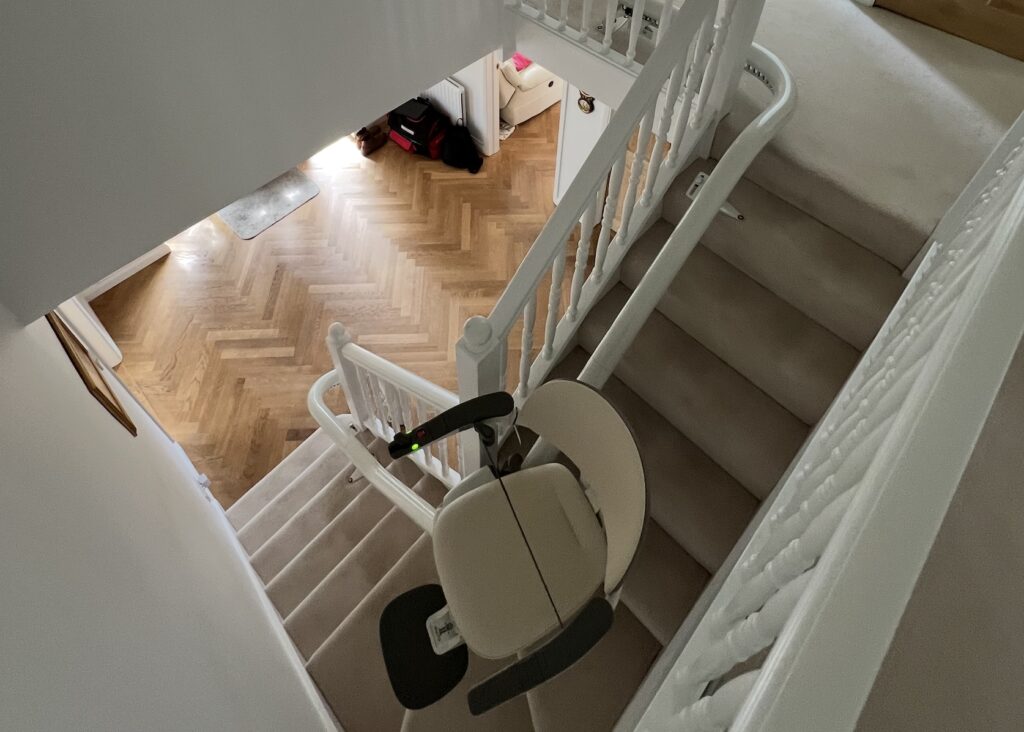 Can You Fit a Stairlift on Narrow Stairs? How We Installed One Without Blocking the Staircase (Kudos Stairlifts blog head image showing overview of Flow X on narrow stairs)